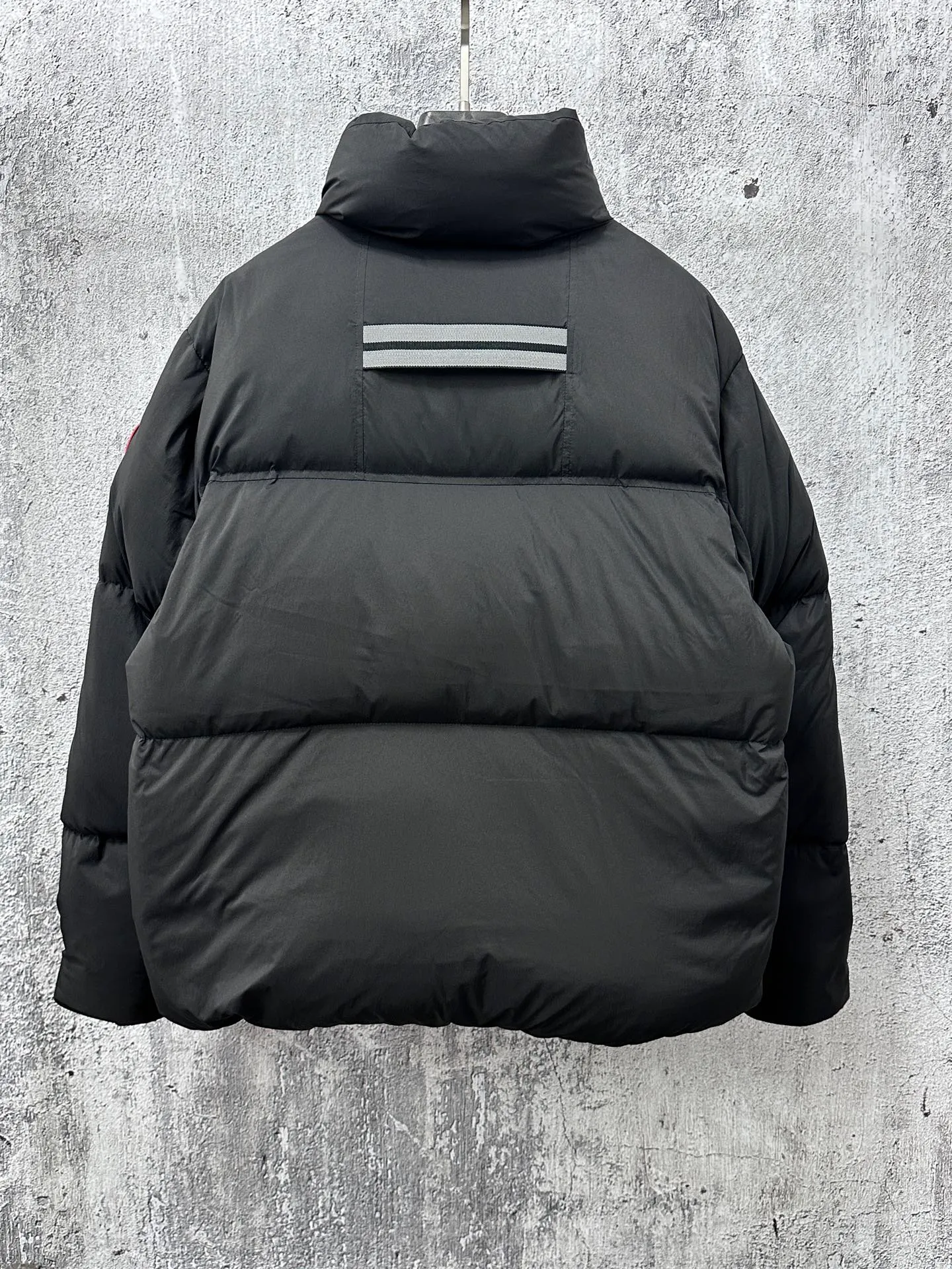 P840 【Canada gooes】Large Goose Sleeve Stand Collar Down Jacket Lawrence down jacket provides basic protection for daily adventures. Delicately soft fabric, this is a water-repellent fabric that is soft to the touch yet durable. Filled with extremely fluffy white duck down. This piece has a quilted body and structured down. Padded collar and reflective double-stripe grip tape. Extended hem and tucked-in inner rib-knit cuffs. Size: XS-2XL